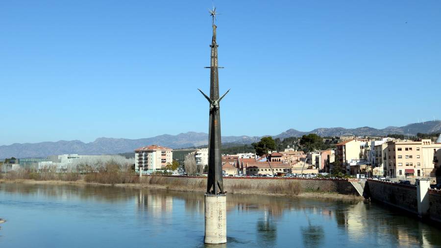 El monument franquista del riu Ebre. Foto: Joan Revillas/DT