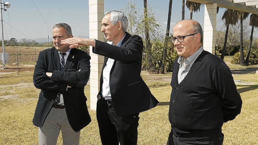 Xavier Pallarés, delegat del Govern a l’Ebre; Josep Usall, director general de l’IRTA, i Ferran Grau, director territorial. Foto: Joan Revillas