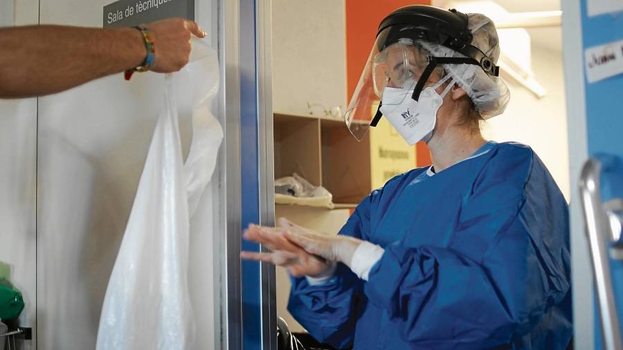 Una sanitaria se lava las manos en la UCI del Hospital Verge de la Cinta de Tortosa, durante la pandemia. FOTO: ICS Ebre