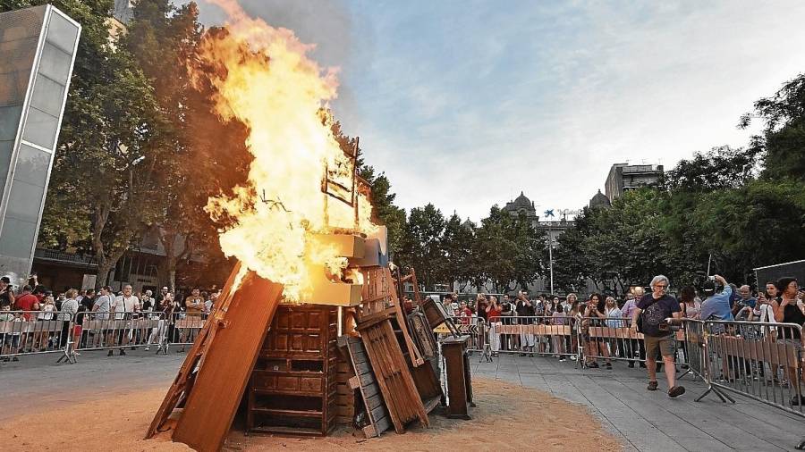 La plaça de la Llibertat va veure cremar, un any més, la foguera de Sant Joan. FOTO: alfredo gonzález