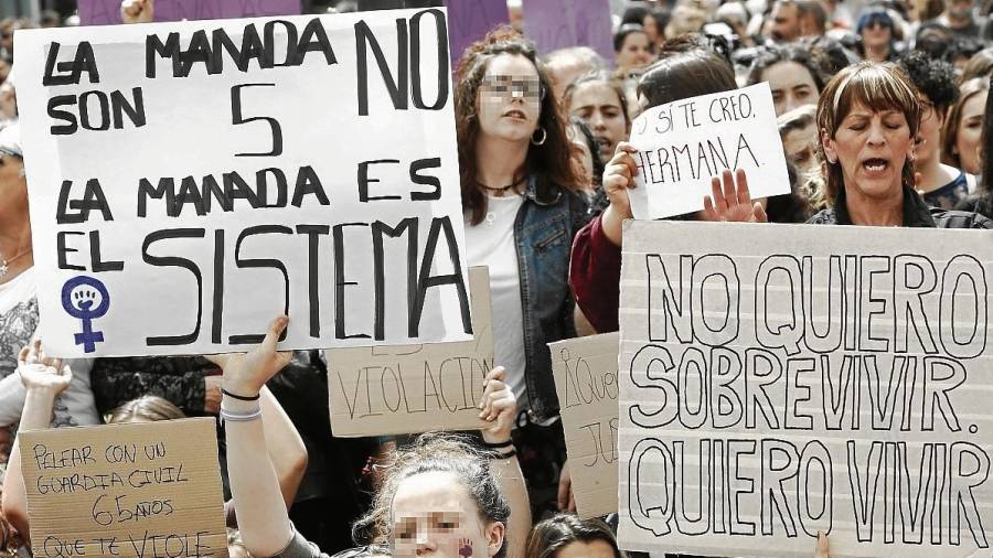 Imagen de archivo de una protesta en Navarra por la primera sentencia a los cinco miembros de La Manada, en abril. FOTO: EFE