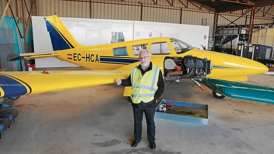 El presidente del aeroclub, Enric Morralla, en febrero del año pasado, con la avioneta que ha caído al mar. FOTO: Alba Mariné