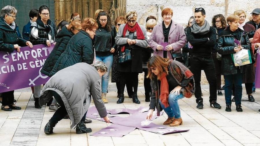El Grup de Dones d’Ulldecona organizó ayer una manifestación por la calle Mayor. En la Plaça de l’Església, se leyó un manifiesto y el nombre de todas las mujeres muertas por la violencia de género durante este año 2018. Las participantes depositaron flores lila de papel encima de un lazo también lila. FOTO: Video Foto Millan