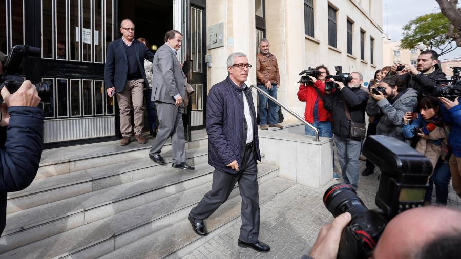 El exalcalde Josep Fèlix Ballesteros, saliendo del palacio de justicia en enero de 2016. FOTO: PERE FERRÉ