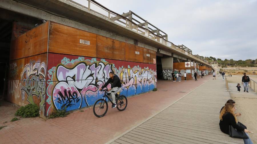 Imagen de la zona de chiringuitos abandonados de la Platja del Miracle, en Tarragona. FOTO: PERE FERRÉ