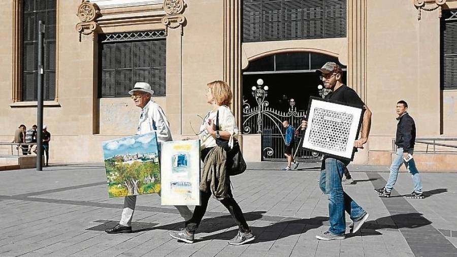 Els tres artistes que ahir van acudir a la Walking Gallery, la primera que es va celebrar a Tarragona. FOTO: fabián acidres