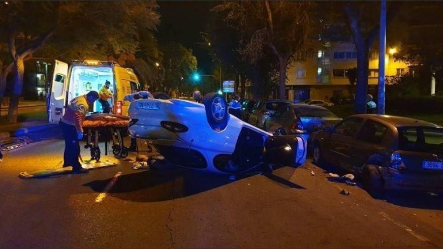 Estado en el que quedó el vehículo accidentado de madrugada en la avenida Marià Fortuny. FOTO: GUÀRDIA URBANA