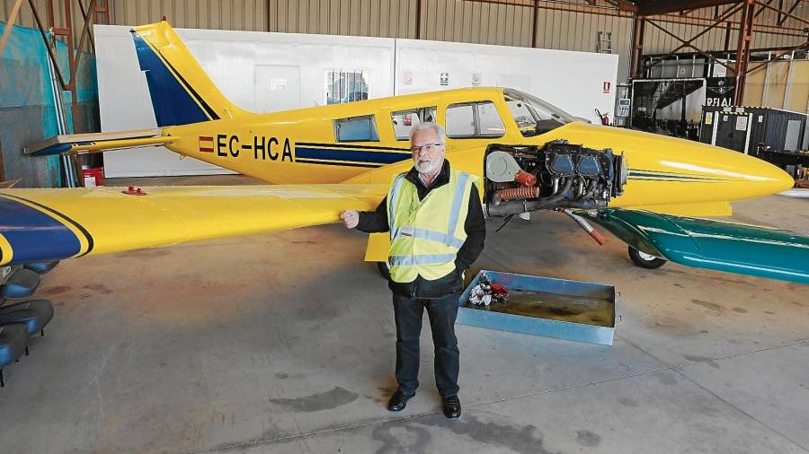 El presidente del Aeroclub de Reus, Enric Morralla, junto a la avioneta adquirida recientemente por la entidad. FOTO: Alba Mariné
