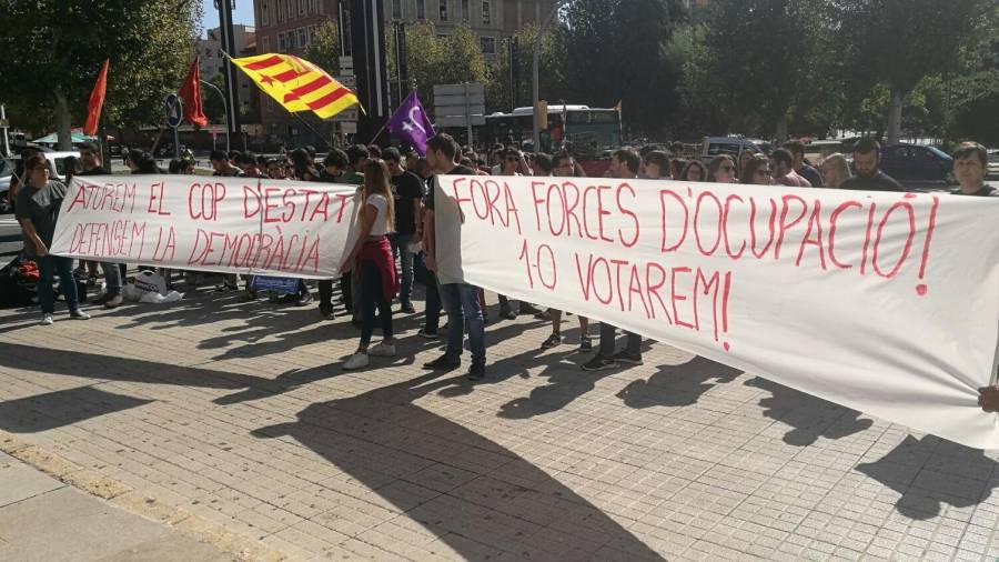 Las pancartas desplegadas por los manifestantes ante la Subdelegación. Foto: Xavier Fernández