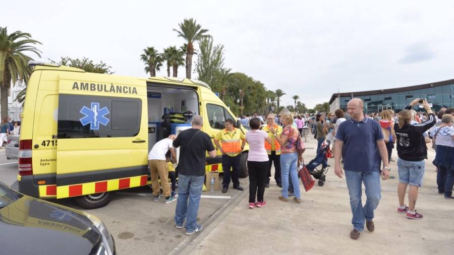 Imatge d’una de les últimes ambulàncies atenent els ferits aquest diumenge a la Ràpita. Foto: Joan Revillas