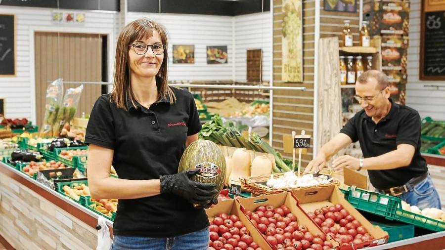 Mª José Satorres y Poly Domínguez tienen 20 años de experiencia en la venta de fruta y hace cuatro que abrieron el negocio. FOTO: Alba Mariné