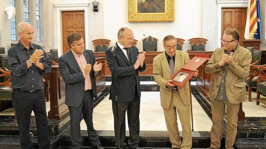 Antoni Zaragoza, rebent la placa commemorativa de mans de l’alcalde, Carles Pellicer. FOTO: Cedida
