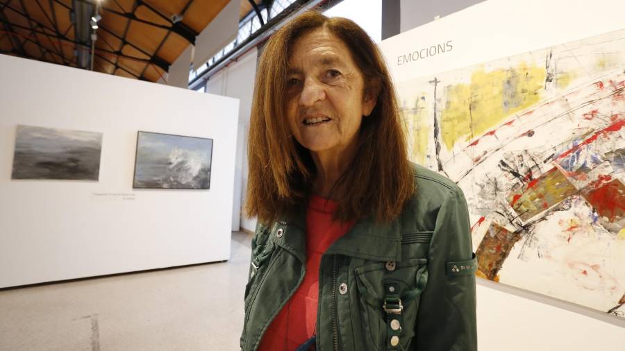 Marta Balañá en el Tinglado 1 del Moll de Costa, con el cuadro sobre los atentados de Atocha detrás.
