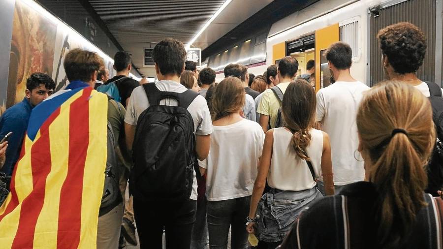 Jóvenes seguidores de las directrices de los CDR, el lunes 14 de octubre en los andenes de la estación de Passeig de Gràcia. FOTO: ACN