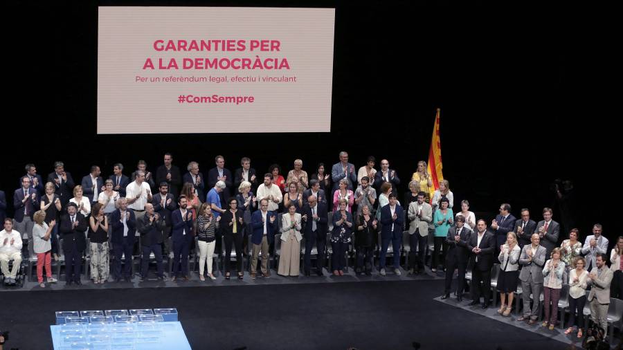 Los diputados de JxSí y los miembros del gobierno catalán durante el acto político Garantías para la democracia: Por un referéndum legal, efectivo y vinculante. Foto: EFE
