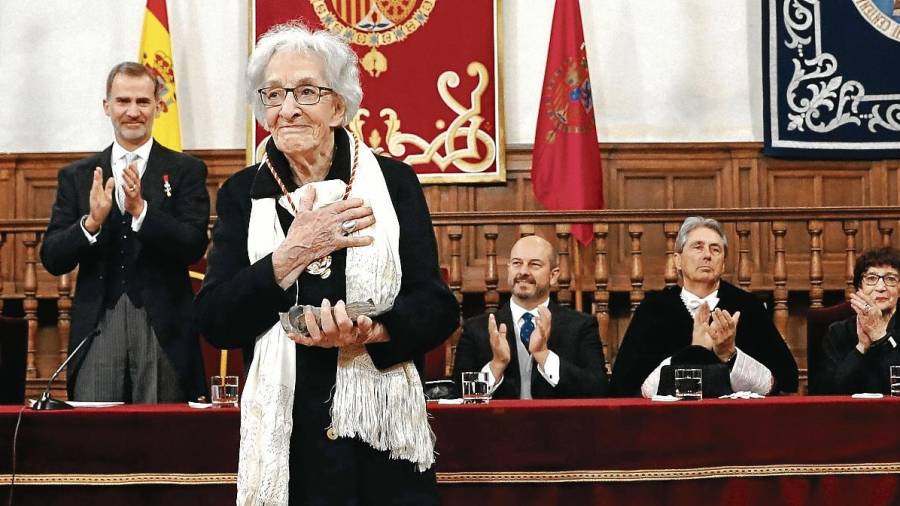 Ida Vitale tras recibir el Premio de Literatura en Lengua Castellana Miguel de Cervantes. FOTO: EFE