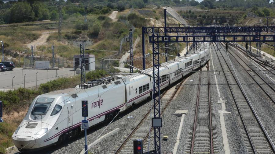 Un convoy de alta velocidad entrando en la estación del AVE Camp de Tarragona. FOTO: LLUÍS MILIÁN/DT