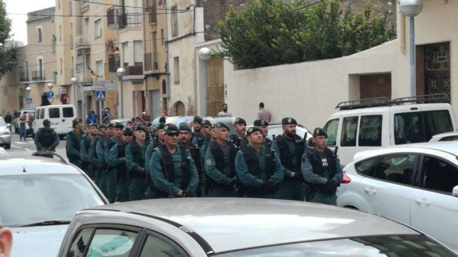 La Guardia Civil en Vila-seca el 1 de octubre. FOTO: DT
