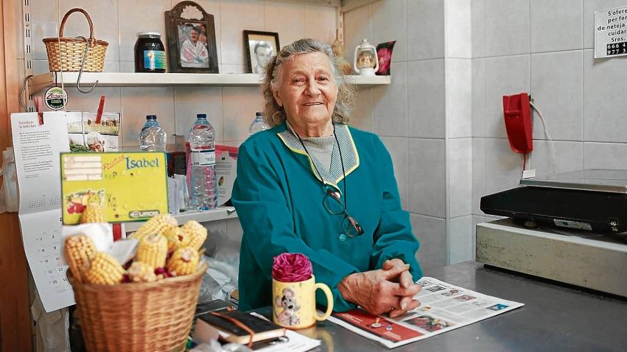Isabel Solís, ayer tras el mostrador del negocio que ha regentado durante más de tres décadas. FOTO: fabián acidres