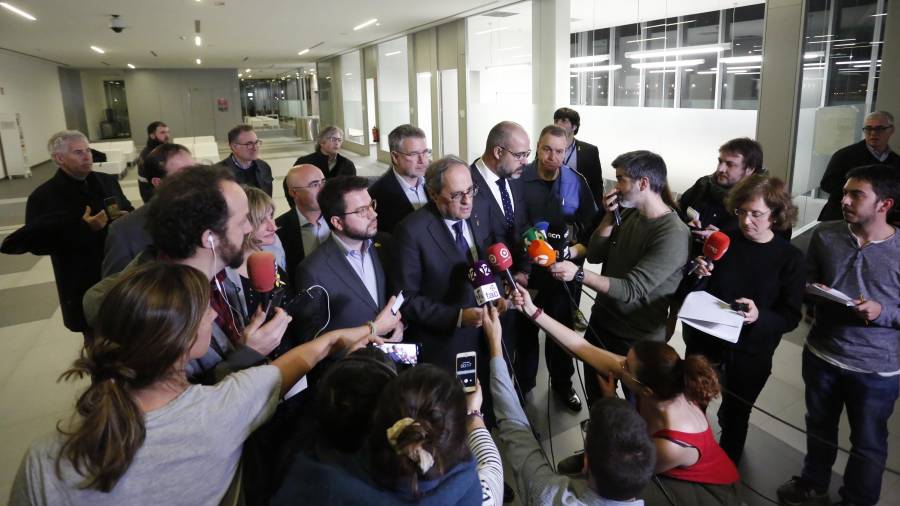 El exPresident Quim Torra, el 14 de enero atendiendo a la prensa con Ricomà a su espalda.FOTO: PERE FERRÉ