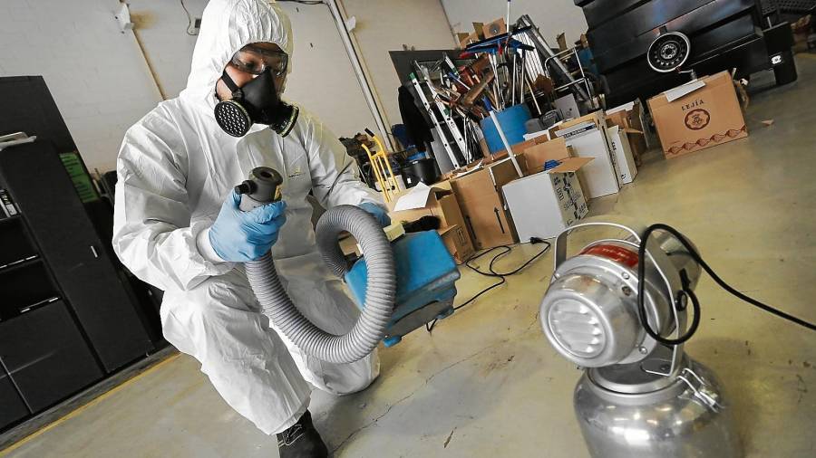 Un empleado de la empresa de limpieza TarracoClean, ayer en el polígono industrial de Valls, se prepara para un servicio. FOTO: pere ferré