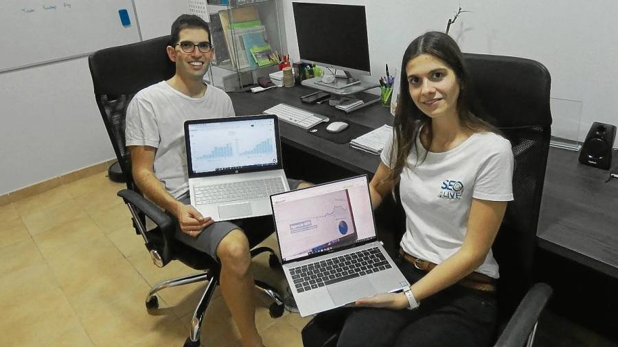 David Kaufmann y Marta Adell, socios fundadores de SEO Alive, en su lugar de trabajo habitual. Foto: Ester Moreno/Cedida