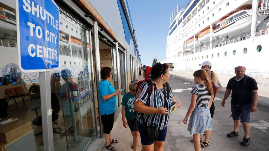 El ‘Costa neo Riviera’ llega al Moll de Llevant y a partir de ahí los pasajeros empiezan sus excursiones, suben al shuttle bus o cogen un taxi para ir al centro de la ciudad. FOTO: PERE FERRÉ