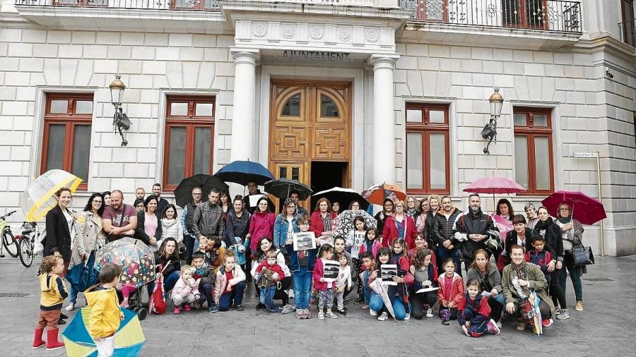 Las familias se reunieron el pasado viernes ante el ayuntamiento de Reus. FOTO: Alb a Mariné