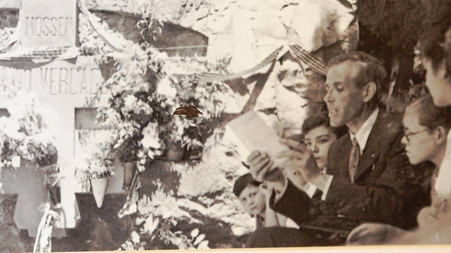 Homenaje a verdaguer de l’Escola Catalana Mossèn Cinto delante su tumba en Montjuïc, en 1938. foto: Fons de la generalitat
