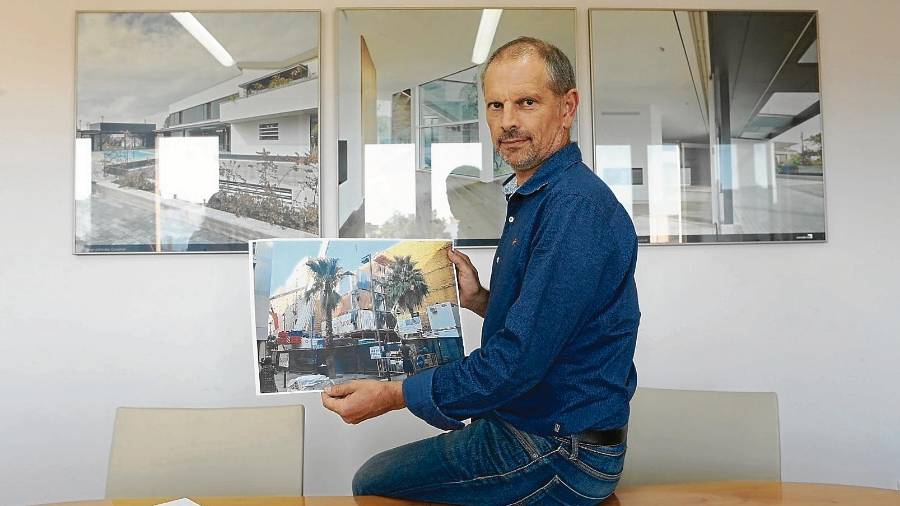 Gerard Prats, gerente de Constècnia, mostrando una imagen con los contenedores ya colocados en Barcelona. FOTO: Alba Mariné