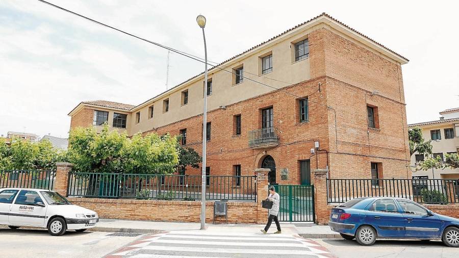 Imatge actual de l’edifici de les Escoles Velles de Riudoms, que es convertirà en un equipament municipal per a entitats. FOTO: Alba Mariné