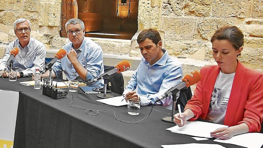 Josep Fèlix Ballesteros y Pau Ricomà, con Carla Aguilar Cunill ante la presencia de Dídac Nadal, en un debate electoral. FOTO: Alfredo González/DT