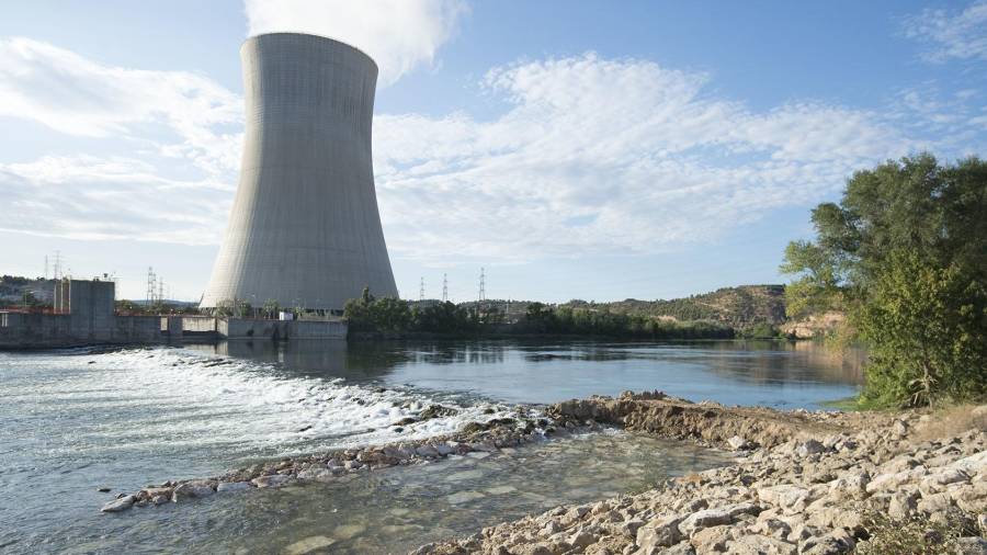 Imagen del complejo nuclear de Ascó, junto al río Ebre. FOTO: Joan Revillas