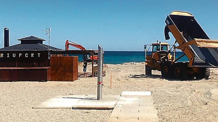 Las máquinas realizando los trabajos de retirada de arena de la playa de la Punta del Riu de l’Hospitalet. FOTO: Cedida