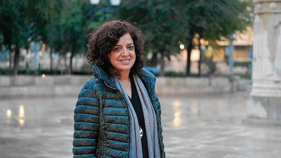 L’escriptora Teresa Sagrera a la plaça dels Carros, a Tarragona. Foto: Fabián Acidres