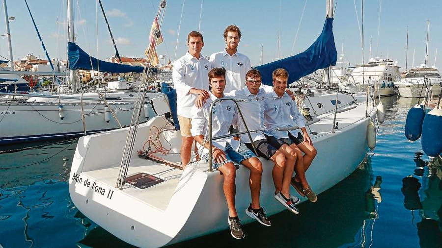 Cinco de los ocho integrantes del equipo cambrilense posan en la embarcación con la que participarán en la Copa del Rey. Foto: Fabián Acidres