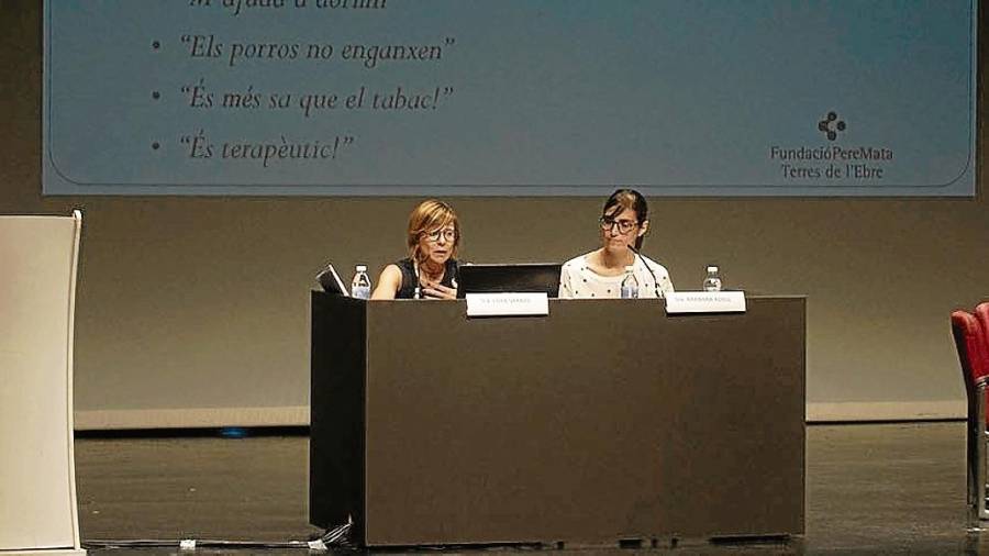 Dues de les ponents de la jornada, ahir, a l’auditori Felip Pedrell de Tortosa FOTO: joan revillas