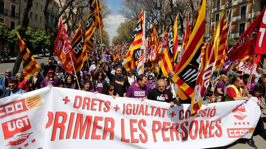 Unas 2.000 personas, convocadas por los sindicatos CCOO y UGT, se manifestaron ayer por la mañana por el centro de Tarragona. Foto: Pere Ferré