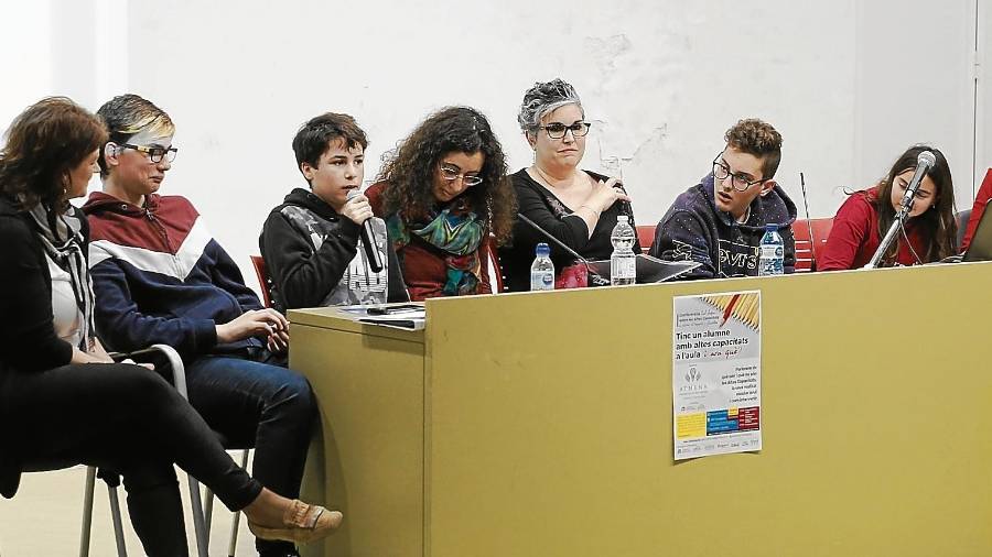 Niños y padres de la asociación Athena que compartieron ayer sus experiencias con profesores y estudiantes en la URV. FOTO: PERE FERRÉ