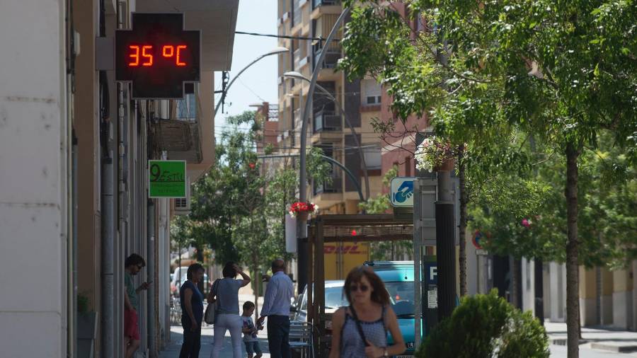 Un termòmetre d’una farmàcia marcant 35ºC, ahir al centre de Móra d’Ebre. Foto: Joan Revillas