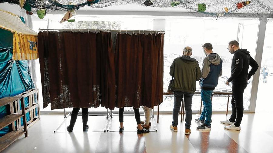 Votaciones en un colegio de Tarragona durante la jornada electoral del 28 de abril, los comicios que ahora deben repetirse. Foto: Pere Ferré