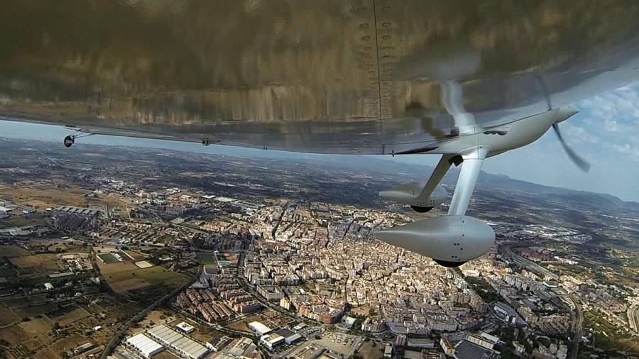 Imagen del vuelo inaugural de la avioneta Seven con la ciudad de Reus al fondo. FOTO: alfonso Hernández