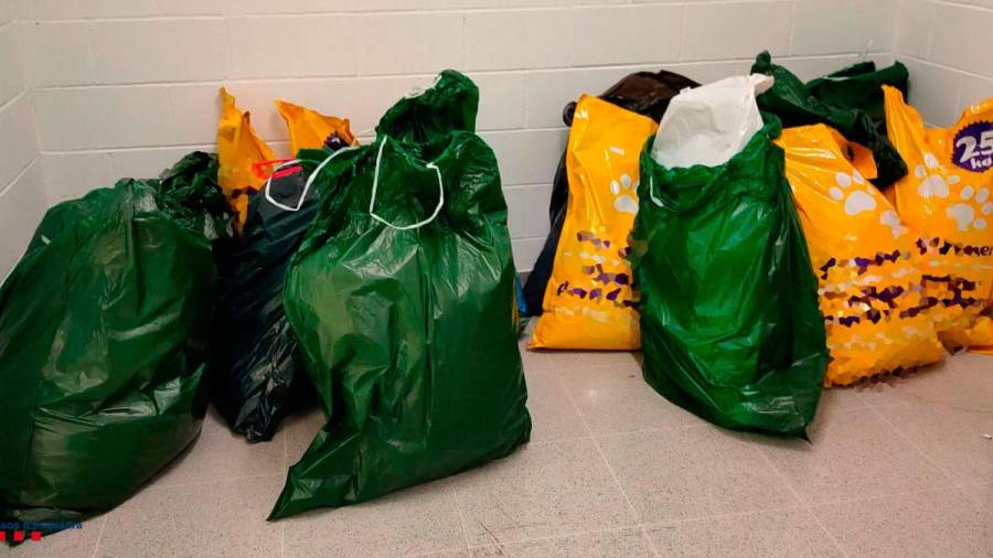Imagen de algunos de los sacos con los cogollos de marihuana. Foto: Mossos d'Esquadra