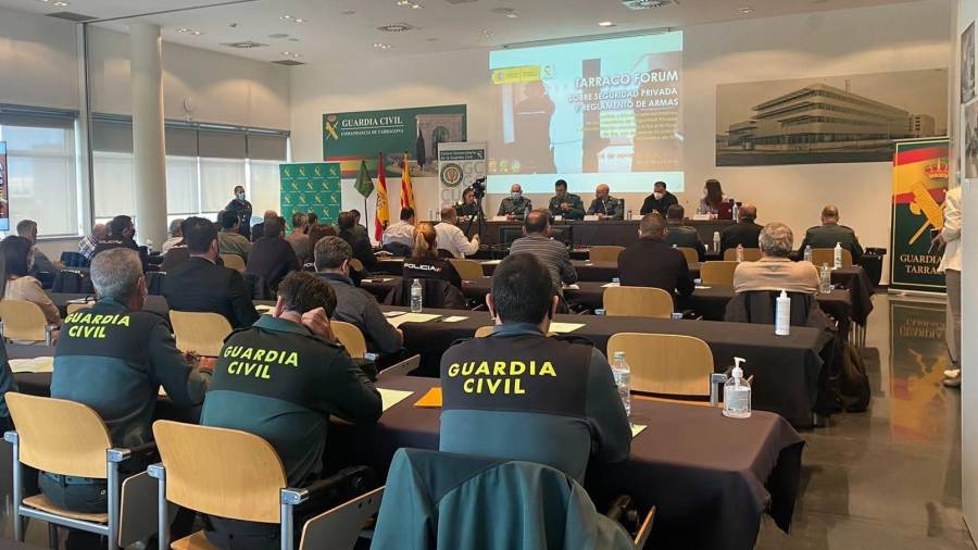 La Guardia Civil de Tarragona imparte un seminario online sobre seguridad privada y reglamento de armas