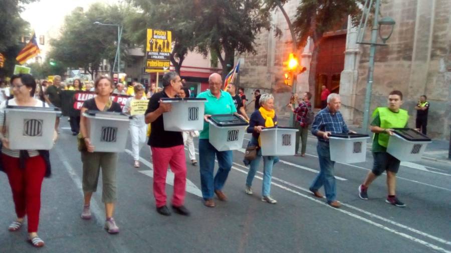 Cinco urnas encabezan la marcha. FOTO: Raúl Cosano