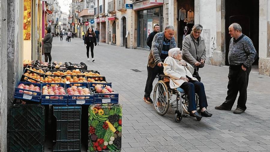 Un expositor de una frutería en el carrer d’Antoni Roig, la peatonal principal del municipio de Torredembarra. FOTO: Fabián Acidres