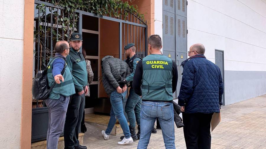 El detenido como presunto autor del asesinato entrando en la vivienda que compartía la pareja en Vinaròs (Castellón). FOTO: EFE