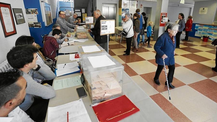 Votaciones en un colegio de Tarragona durante las elecciones generales del 28-A. Foto: Pere Ferré