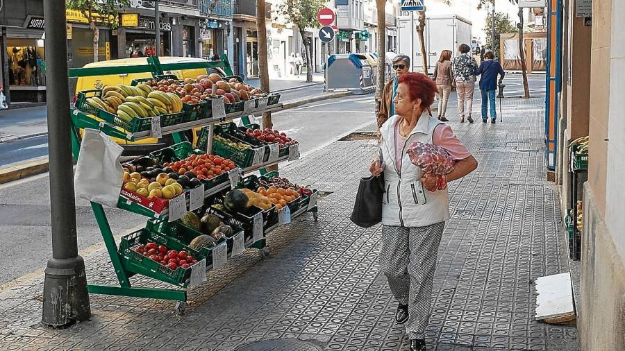 La proliferación de tiendas especializadas en la venta de fruta y verdura se ha hecho más acusada en las calles del centro de la ciudad. Foto: Fabián Acidres