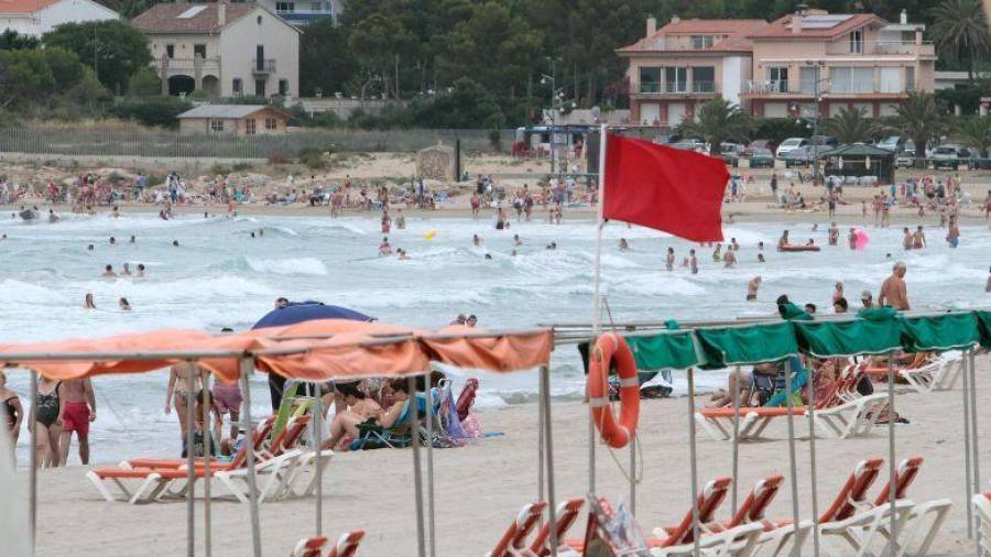 Imagen de una bandera roja en una playa de Tarragona. Foto: Pere Ferré